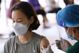Tiêm vaccine phòng COVID-19 cho người nước ngoài. (Ảnh: Hoàng Hiếu/TTXVN)