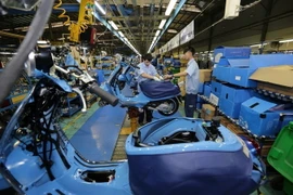 Dây chuyền lắp ráp xe máy tại nhà máy của Công ty TNHH Piaggio Việt Nam. (Ảnh: Trần Việt/TTXVN)
