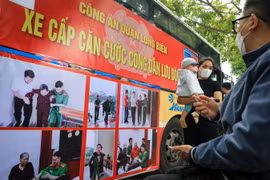 Các công đoạn làm thủ tục thu nhận hồ sơ, cấp Căn cước công dân gắn chip điện tử được làm ngay trên xe buýt. (Ảnh: Thành Đạt/TTXVN)