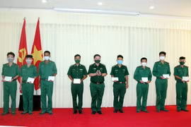 Tặng quà tiễn cán bộ chiến sĩ lên biên giới phòng, chống dịch COVID-19. (Ảnh: Bộ đội Biên phòng Sóc Trăng cung cấp)