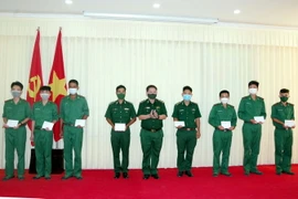 Tặng quà tiễn cán bộ chiến sĩ lên biên giới phòng, chống dịch COVID-19. (Ảnh: Bộ đội Biên phòng Sóc Trăng cung cấp)