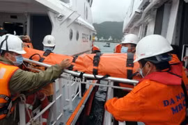 Chuyển thuyền trưởng Lê Ngọc Phúc từ tàu SAR274 lên bờ tại Đà Nẵng. (Ảnh: TTXVN phát)