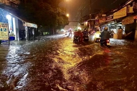 Nước ngập thành sông trên đường Tân Hòa Đông, quận Bình Tân. (Ảnh: Hồng Giang/TTXVN)