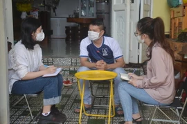 Là hướng dẫn viên du lịch, anh Ngô Trần Hồng Quý (giữa) bị thất nghiệp từ nhiều tháng nay đã nhận được số tiền hơn 3,7 triệu đồng từ chính sách. (Ảnh: Hoài Thu/TTXVN)