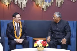 Chủ nhiệm Ủy ban Đối ngoại của Lưỡng viện Ấn Độ Shri P. P. Chaudhary tiếp Chủ tịch Quốc hội Vương Đình Huệ và thành viên đoàn. (Ảnh: Doãn Tấn/TTXVN)