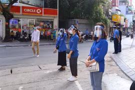 Sinh viên tình nguyện hỗ trợ thí sinh trong kỳ thi Trung học phổ thông quốc gia. (Ảnh: PV/Vietnam+)