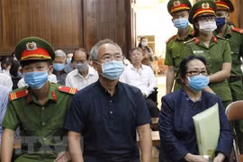 Bị cáo Nguyễn Thành Tài (trái), nguyên Phó Chủ tịch UBND Thành phố Hồ Chí Minh và bị cáo Dương Thị Bạch Diệp (phải), Giám đốc Công ty TNHH Bất động sản Diệp Bạch Dương tại phiên tòa ngày 15/3 vừa qua. (Ảnh: Thanh Vũ/TTXVN)