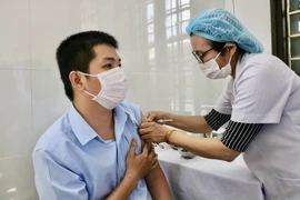 Tiêm phòng vaccine COVID-19 cho người dân tại Thừa Thiên-Huế. (Ảnh: Mai Trang/TTXVN)