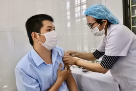 Tiêm phòng vaccine COVID-19 cho người dân tại Thừa Thiên-Huế. (Ảnh: Mai Trang/TTXVN)