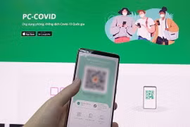 Từ ngày 16/11, người dân sử dụng ứng dụng "PC-COVID" của Ban Chỉ đạo Quốc gia phòng, chống dịch COVID-19. (Nguồn: baotintuc.vn)