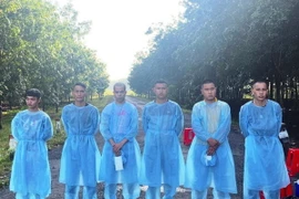 Sáu đối tượng chuẩn bị xuất cảnh trái phép sang Campuchia bị bắt giữ tại Đồn Biên phòng Cửa khẩu Phước Tân. (Ảnh: Thanh Tân/TTXVN)