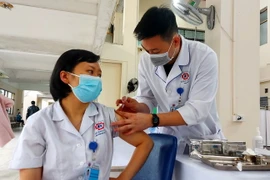 Ưu tiên tiêm mũi 3 vaccine phòng COVID-19 cho đội ngũ y tế làm nhiệm vụ tuyến đầu. (Ảnh: Văn Đức/TTXVN)