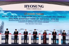 Các đại biểu cắt băng khánh thành dự án. (Ảnh: Đoàn Mạnh Dương/TTXVN)