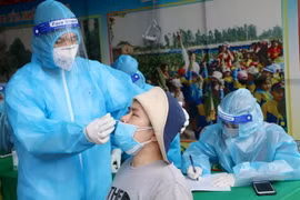 Nhân viên y tế lấy mẫu xét nghiệm sang lọc cho người dân phường Gia Cẩm, thành phố Việt Trì. (Ảnh: Trung Kiên/TTXVN)