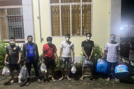 Tám nghi can tại cơ quan Công an. (Ảnh: TTXVN phát)