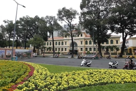 Khu vực Bưu Điện thành phố nơi thu hút đông đảo khách tham quan. (Ảnh: Thanh Vũ/TTXVN)