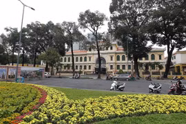 Khu vực Bưu Điện thành phố nơi thu hút đông đảo khách tham quan. (Ảnh: Thanh Vũ/TTXVN)
