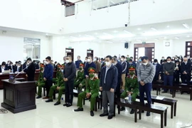 Các bị cáo nghe đại diện Viện Kiểm sát đọc bản luận tội và đề nghị các mức án. (Ảnh: Phạm Kiên/TTXVN)