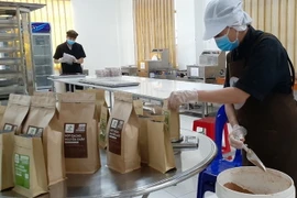 Đóng gói bột ca cao tại xưởng sản xuất của Công ty TNHH Thương mại-Dịch vụ-Sản xuất cacao Thành Đạt, xã Xà Bang, huyện Châu Đức, tỉnh Bà Rịa-Vũng Tàu. (Ảnh: Hoàng Nhị/TTXVN)
