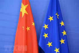Quốc kỳ Trung Quốc (trái) và cờ Liên minh châu Âu (EU) tại Hội nghị thượng đỉnh EU-Trung Quốc tại Brussels, Bỉ ngày 29/6/2015. (Ảnh: AFP/TTXVN)