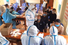 Cán bộ y tế lấy mẫu xét nghiệm người dân ở phường Ngọc Hà, thành phố Hà Giang, tỉnh Hà Giang. (Ảnh: Minh Tâm/TTXVN)