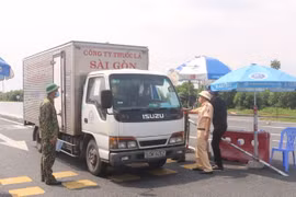 Các xe chở hàng xuất phát từ các địa phương đang thực hiện giãn cách xã hội được yêu cầu vào test nhanh COVID-19 trước khi vào Quảng Ninh. (Ảnh: Thanh Vân/TTXVN)