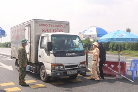 Các xe chở hàng xuất phát từ các địa phương đang thực hiện giãn cách xã hội được yêu cầu vào test nhanh COVID-19 trước khi vào Quảng Ninh. (Ảnh: Thanh Vân/TTXVN)