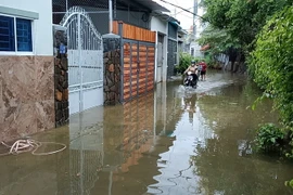 Các khu phố thấp trũng của thành phố Nha Trang bị ngập cục bộ do mưa lớn không kịp thoát nước. (Ảnh: TTXVN phát)