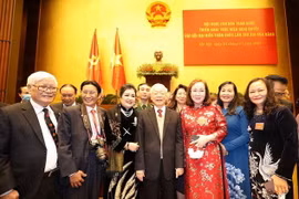 Tổng Bí thư Nguyễn Phú Trọng với các đại biểu dự Hội nghị Văn hóa toàn quốc triển khai thực hiện Nghị quyết Đại hội XIII của Đảng. (Ảnh: Trí Dũng/TTXVN)