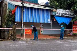 Lực lượng chức năng tiến hành phong tỏa các khu có nguy cơ lây nhiễm. (Ảnh: Trung Kiên/TTXVN)