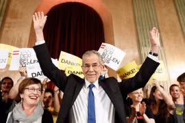 Tổng thống mới đắc cử của Áo Alexander Van der Bellen (giữa) trước những người ủng hộ tại Vienna ngày 22/5. (Nguồn: EPA/TTXVN)
