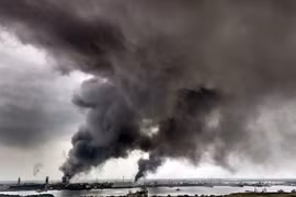 Vụ nổ kinh hoàng tại nhà máy lọc dầu Mexico Pexmex. (Nguồn: AFP)