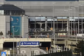 Quang cảnh đổ nát tại sân bay Zaventem sau vụ tấn công khủng bố ở Brussels ngày 22/3. (Nguồn: AFP/TTXVN)
