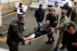Lực lượng cứu hộ Azerbaijan chuyển binh sỹ bị thương trong cuộc giao tranh tại Nagorny Karabakh tới bệnh viện. (Nguồn: THX/TTXVN)