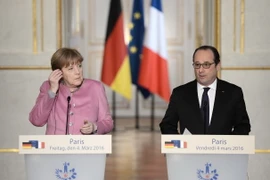 Tổng thống Francois Hollande (phải) và Thủ tướng Angela Merkel tại cuộc họp báo chung sau cuộc gặp. (Nguồn: AFP/TTXVN)