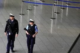 Cảnh sát Đức tăng cường an ninh tại sân bay Frankfurt, sau các vụ tấn công khủng bố ở Brussels. (Nguồn: THX/TTXVN)