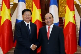 Thủ tướng Chính phủ Nguyễn Xuân Phúc đón Thủ tướng Chính phủ nước Cộng hòa Dân chủ Nhân dân Lào Thongloun Sisoulith. (Ảnh: Thống Nhất/TTXVN)