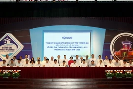 Lãnh đạo Sở Công thương Thành phố Hồ Chí Minh và Sở Công thương các tỉnh, thành Đông-Tây Nam bộ ký kết chương trình hợp tác thương mại giai đoạn 2016-2020. (Ảnh: Thanh Vũ/TTXVN)