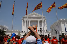 Người dân Macedonia biểu tình phản đối việc dừng cuộc điều tra bê bối nghe lén của chính phủ. (Nguồn: Reuters)