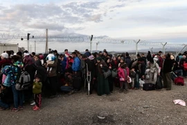 Người tị nạn Syria và Iraq bị mắc kẹt tại khu vực biên giới Hy Lạp- Macedonia ngày 27/2. (Ảnh: AFP/TTXVN)