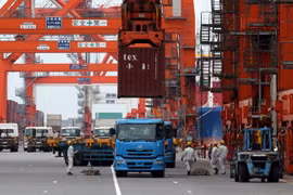 Bốc dỡ container hàng hóa tại cảng Tokyo. (Ảnh: AFP) 