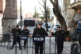 Cảnh sát Thổ Nhĩ Kỳ phong tỏa khu vực Sultanahmet ở Istanbul ngày 12/1. (Ảnh: AFP/TTXVN)