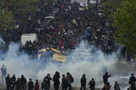 Cảnh sát chống bạo động dùng hơi cay để giải tán cuộc biểu tình tại Paris (Pháp) ngày 28/4. (Nguồn: AFP/TTXVN)