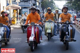 Đi tour du lịch ​bằng Vespa đang được rất nhiều du khách nước ngoài lựa chọn. (Ảnh: Thông Hải/Báo ảnh Việt Nam)