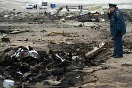 Nhân viên Bộ tình trạng khẩn cấp Nga điều tra tại hiện trường vụ máy bay rơi ở Rostov-on-Don ngày 20/3. (Nguồn: AFP/TTXVN)