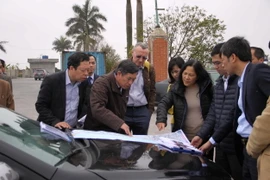 Đoàn công tác của WB và lãnh đạo tỉnh Thái Bình khảo sát thực tế tại huyện Tiền Hải. (Ảnh: Thu Hoài/TTXVN)