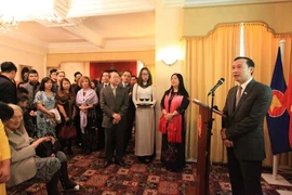 Đại sứ Nguyễn Văn Thảo chúc Tết kiều bào tại Anh. (Ảnh: Đỗ Sinh-Như Mai/Vietnam+)