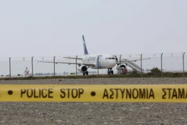 Chiếc máy bay của hãng hàng không Egyptair sau khi bị bắt cóc và phải hạ cánh xuống sân bay Larnaca ở Cộng hòa Cyprus ngày 29/3. (Nguồn: AFP/TTXVN)