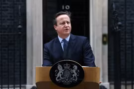 Thủ tướng Anh David Cameron phát biểu trước báo giới sau cuộc họp nội các tại số 10 phố Downing, London ngày 20/2. (Ảnh: AFP/TTXVN)