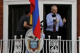 Nhà sáng lập Wikileak Julian Assange phát biểu tại đại sứ quán Ecuador ở thủ đô London, Anh ngày 19/8/2012. (Nguồn: Reuters/TTXVN)
